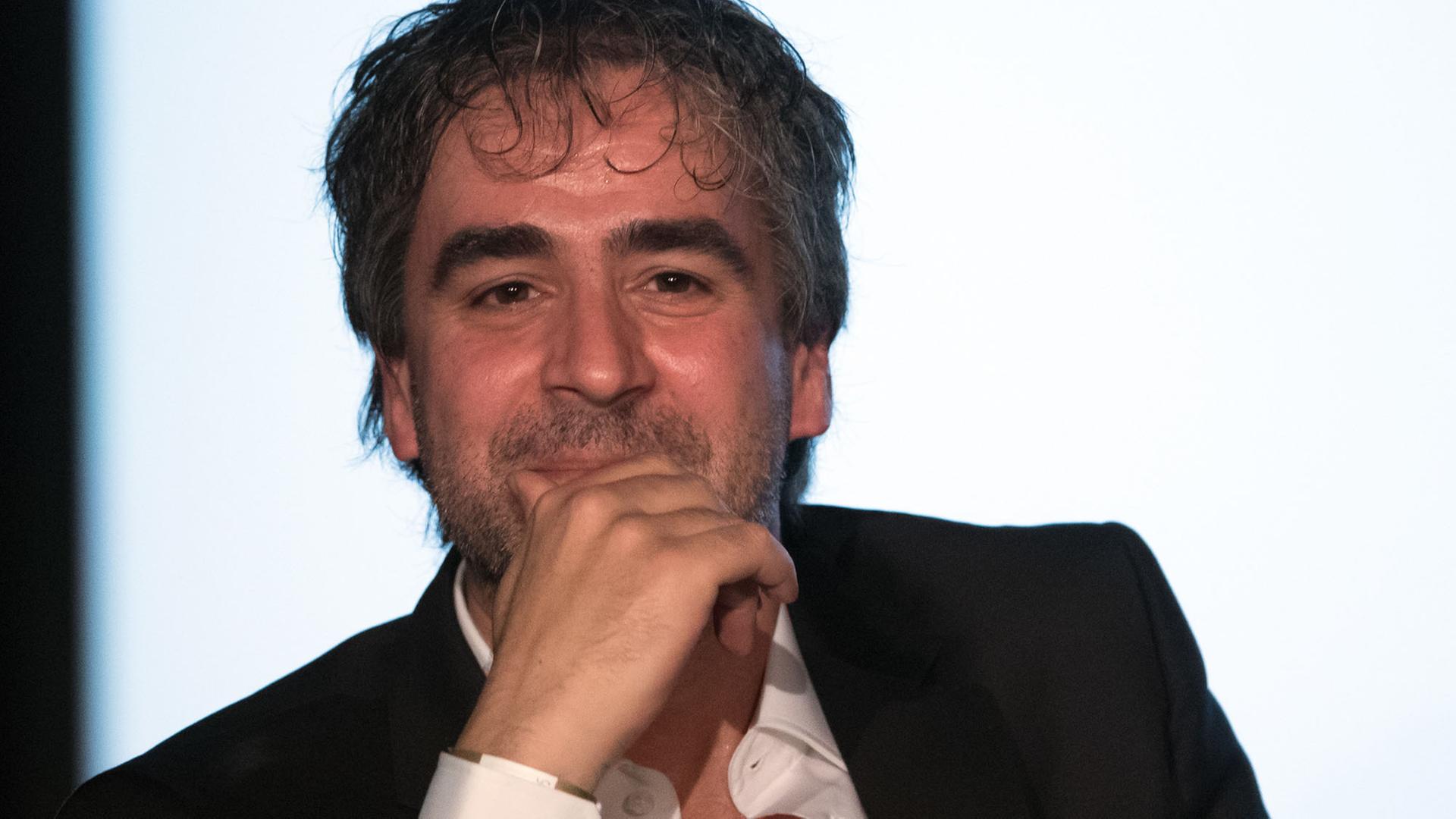 Der Journalist Deniz Yücel bei seinem ersten öffentlichen Auftritt nach seiner Haft in der Türkei bei der Veranstaltung "Auf die Freiheit" im Festsaal Kreuzberg in Berlin Der Journalist Deniz Yücel bei seinem ersten öffentlichen Auftritt nach seiner Haft in der Türkei bei der Veranstaltung "Auf die Freiheit" im Festsaal Kreuzberg in Berlin