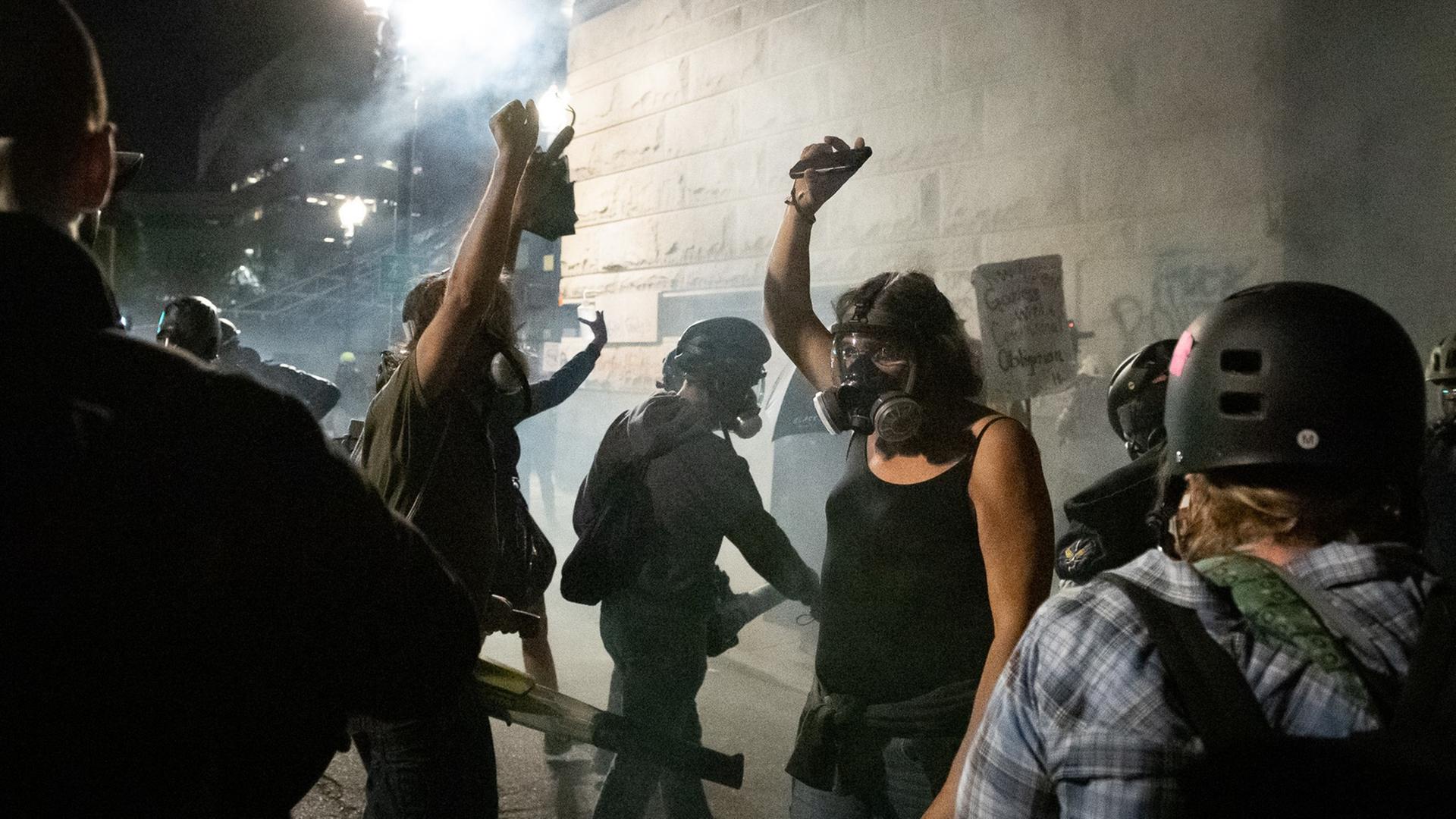 Demonstranten in Portland am 30. Juli 2020 bei nacht. Demonstranten in Portland am 30. Juli 2020 bei nacht.