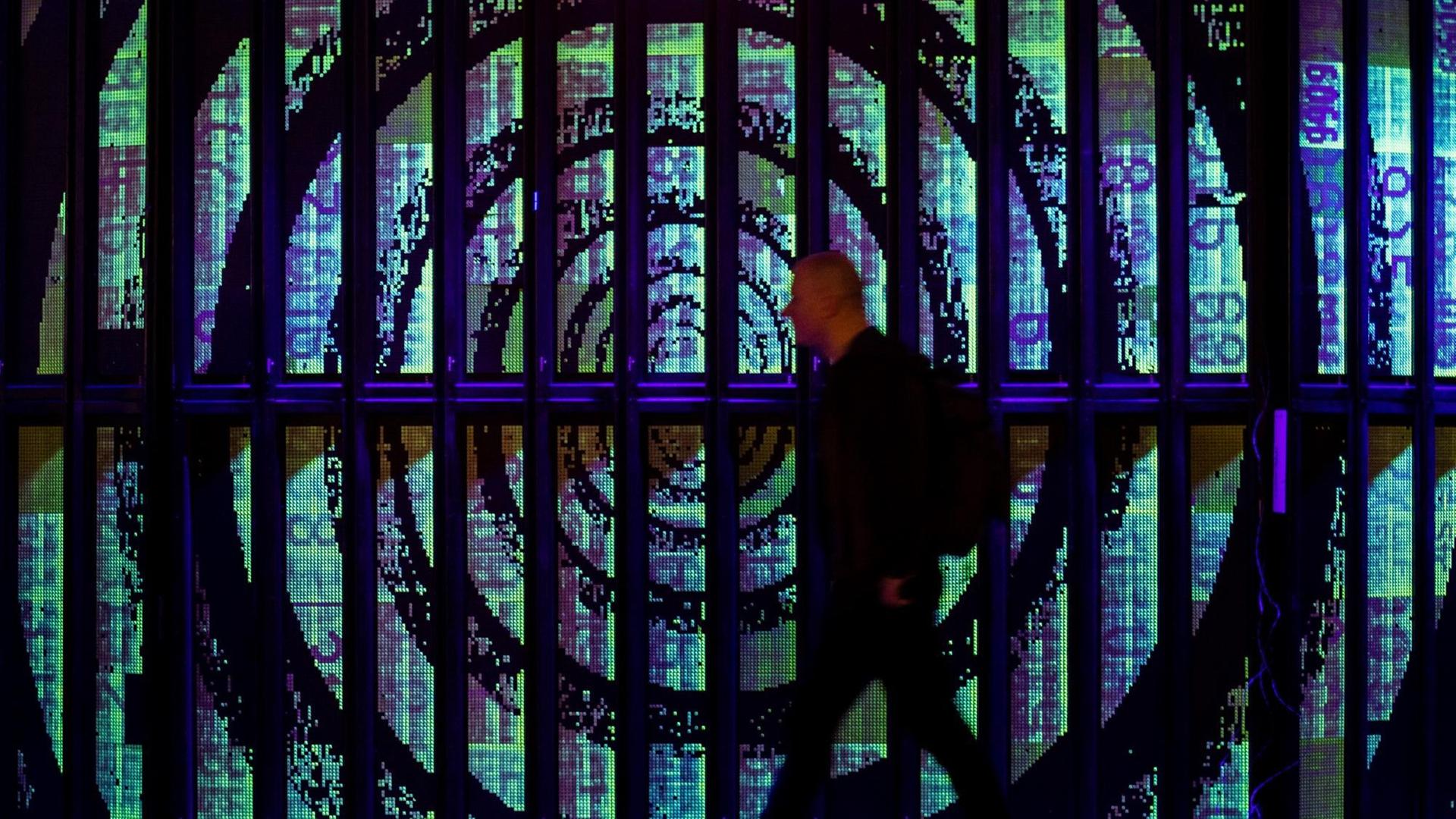 Ein Teilnehmer des 36C3 Chaos Communication Congress vor einer digitalen Installtionswand mit Kreis- und Ziffer-Elementen. Ein Teilnehmer des 36C3 Chaos Communication Congress vor einer digitalen Installtionswand mit Kreis- und Ziffer-Elementen.