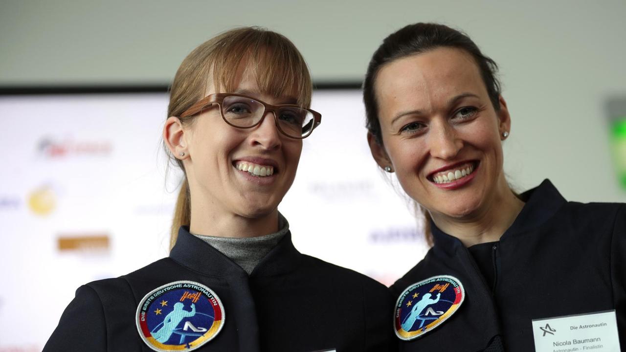 Die Gewinnerinnen des Wettbewerbs «Die Astronautin» Insa Thiele-Eich (l) und Nicole Baumann werden am 19.04.2017 in Berlin bekanntgegeben.