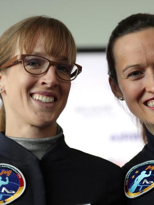 Die Gewinnerinnen des Wettbewerbs «Die Astronautin» Insa Thiele-Eich (l) und Nicole Baumann werden am 19.04.2017 in Berlin bekanntgegeben.