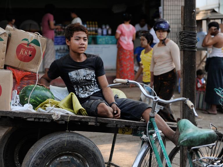 Ein Junge verkauft Melonen auf einem Markt in Bagan, Myanmar.