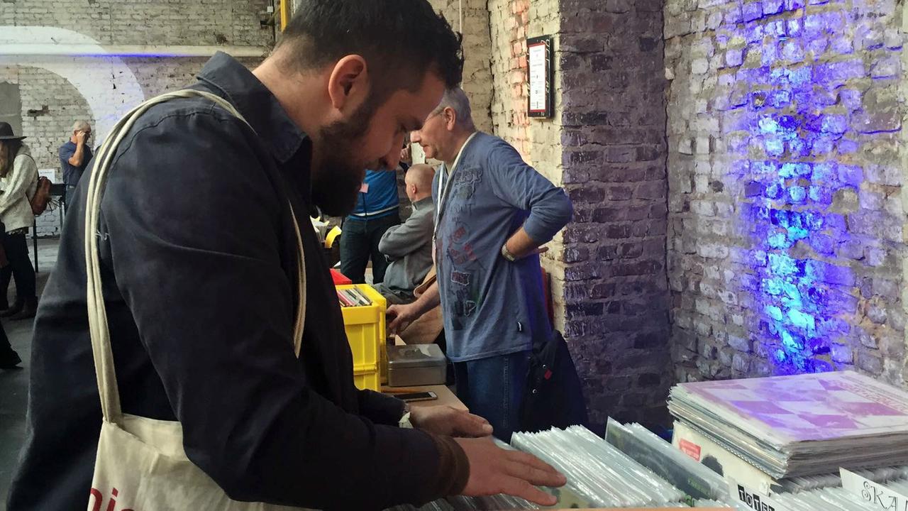 Historiker Karsten Ronnenberg alias DJ KCR auf der Suche nach Schallplatten-Schnäppchen. Historiker Karsten Ronnenberg alias DJ KCR auf der Suche nach Schallplatten-Schnäppchen.