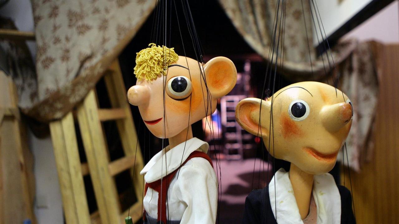 Die Kult-Marionettenpuppen Hurvínek (l.) und Spejbl, hinter den Kulissen im Prager Marionetten-Theater "Spejbl und Hurvinek".