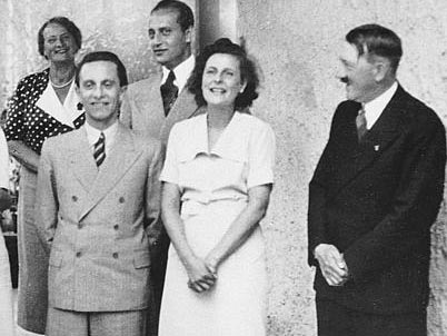 Leni Riefenstahl (Mitte) mit Propagandaminister Joseph Goebbels und Adolf Hitler. Im Hintergrund Leni Riefenstahls Mutter und Bruder. Die Aufnahme entstand im März 1938.