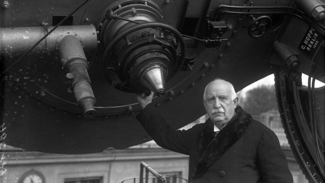 Friedrich Simon Archenhold 1931 am Okular "seines" Teleskops Friedrich Simon Archenhold 1931 am Okular "seines" Teleskops
