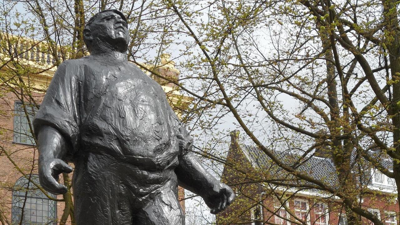 Das Dokwerker Denkmal am Jonas Daniel Meijerplein in Amsterdam. Die 1952 von Mari Andriessen geschaffene Skulptur neben der Portugese Synagoge erinnert an den Februarstreik der Amsterdamer Dockarbeiter im Jahr 1941. Sie protestierten vergebens gegen die Deportation ihrer jüdischen Mitbürger. Das Dokwerker Denkmal am Jonas Daniel Meijerplein in Amsterdam. Die 1952 von Mari Andriessen geschaffene Skulptur neben der Portugese Synagoge erinnert an den Februarstreik der Amsterdamer Dockarbeiter im Jahr 1941. Sie protestierten vergebens gegen die Deportation ihrer jüdischen Mitbürger.