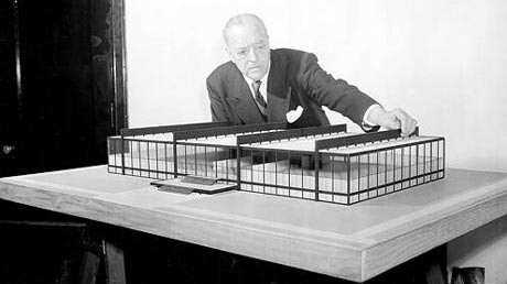 Ludwig Mies van der Rohe an einem Architekturmodell eines Gebäudes des Chicagoer Illinois Institute of Technology, 1954