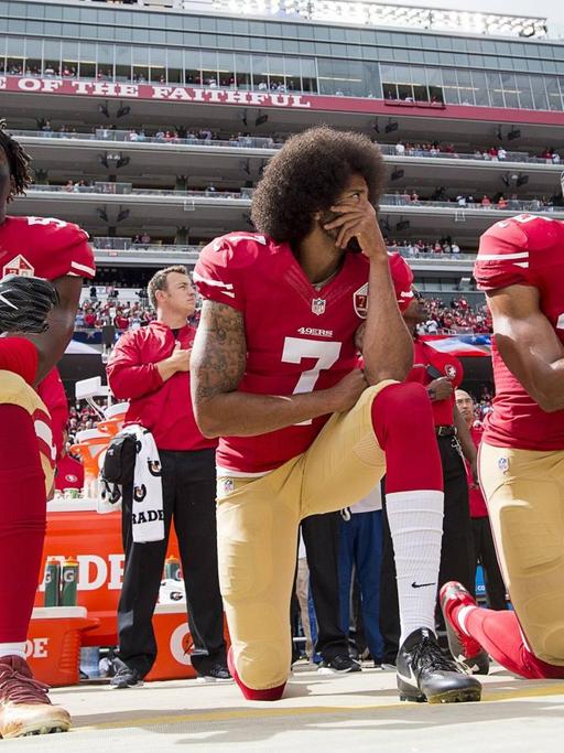 Colin Kaepernick (Mitte) kniet zusammen mit Eli Harold und Eric Reid vor einem Football-Spiel im Stadion am 2. Oktober 2016 in Santa Clara, Californien.
