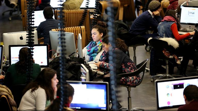 Ins Tumo-Center in Jerewan kommen Jugendliche von 12 bis 18 Jahren. Sie sitzen an kleinen Tischen vor Mac-Computern.