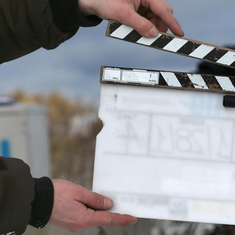 Eine Filmklappe, wie sie bei Dreharbeiten verwendet wird