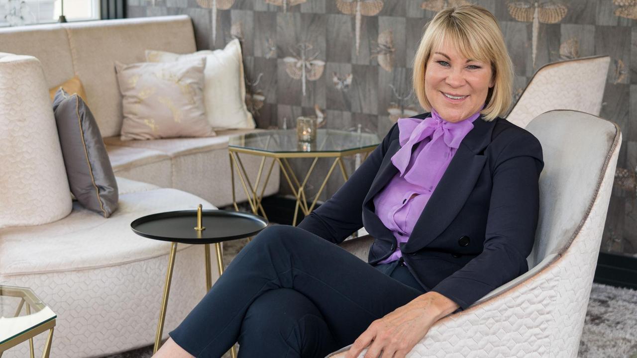 Katja Newman sitzt in einem Sessel. Hinter ihr ein Sofa und ein Couchtisch. Katja Newman sitzt in einem Sessel. Hinter ihr ein Sofa und ein Couchtisch.