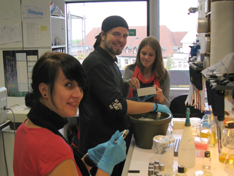 Studenten der Universität Freiburg konstruieren Biomoleküle. Studenten der Universität Freiburg konstruieren Biomoleküle.