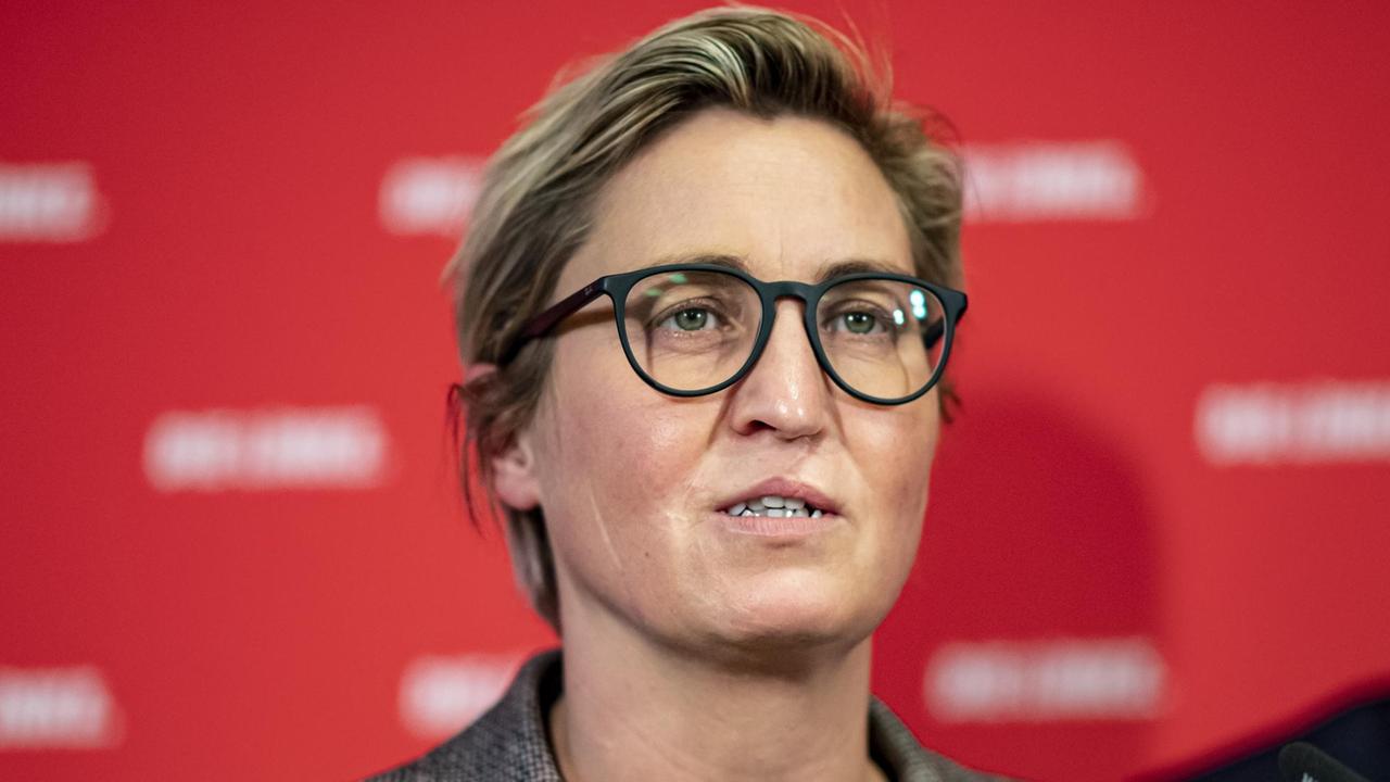 Susanne Hennig-Wellsow \(Die Linke\), Parteivorsitzende, nimmt an einer Pressekonferenz im Karl-Liebknecht-Haus am Tag nach der Bundestagswahl teil.