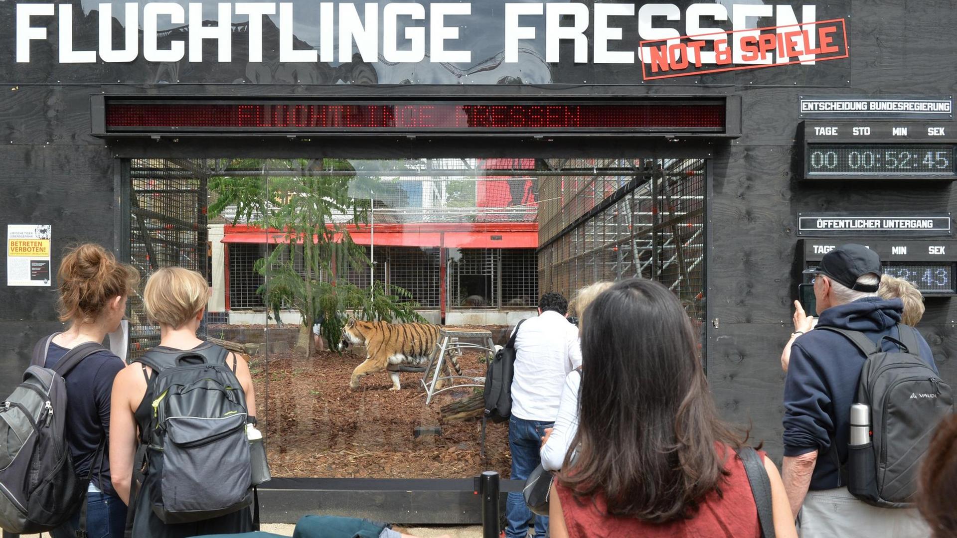 Ein Tiger ist am 22.06.2016 in Berlin vor dem Maxim Gorki Theater im Tigergehege mit der Aufschrift "Flüchtlinge Fressen" zu sehen. Das Theater arbeitet mit der für Provokationen bekannten Künstlergruppe "Zentrum für politische Schönheit" zusammen.