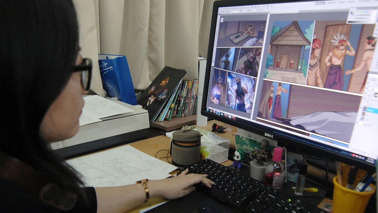 Illustratorin bei der Kreation eines Comics in digitalem Format. Illustratorin bei der Kreation eines Comics in digitalem Format.