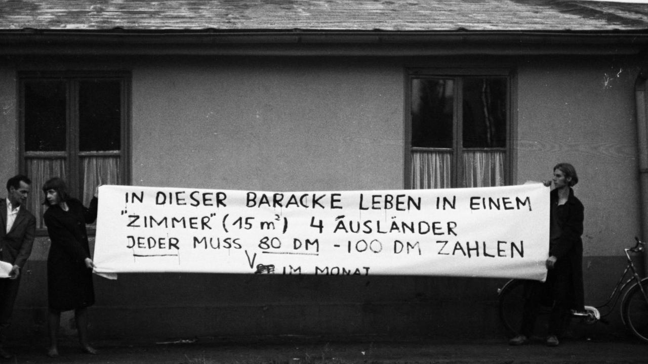 Menschen mit Plakat vor einem Haus: Proteste gegen Mietwucher an türkischen Gastarbeitern 1968. Menschen mit Plakat vor einem Haus: Proteste gegen Mietwucher an türkischen Gastarbeitern 1968.