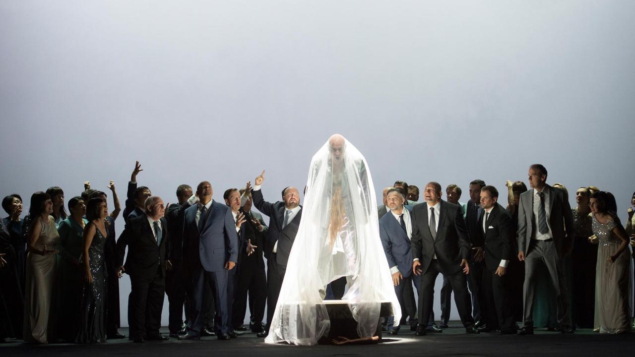 John Daszak und der Chor der Oper Zürich in "Die Gezeichneten" John Daszak und der Chor der Oper Zürich in "Die Gezeichneten"
