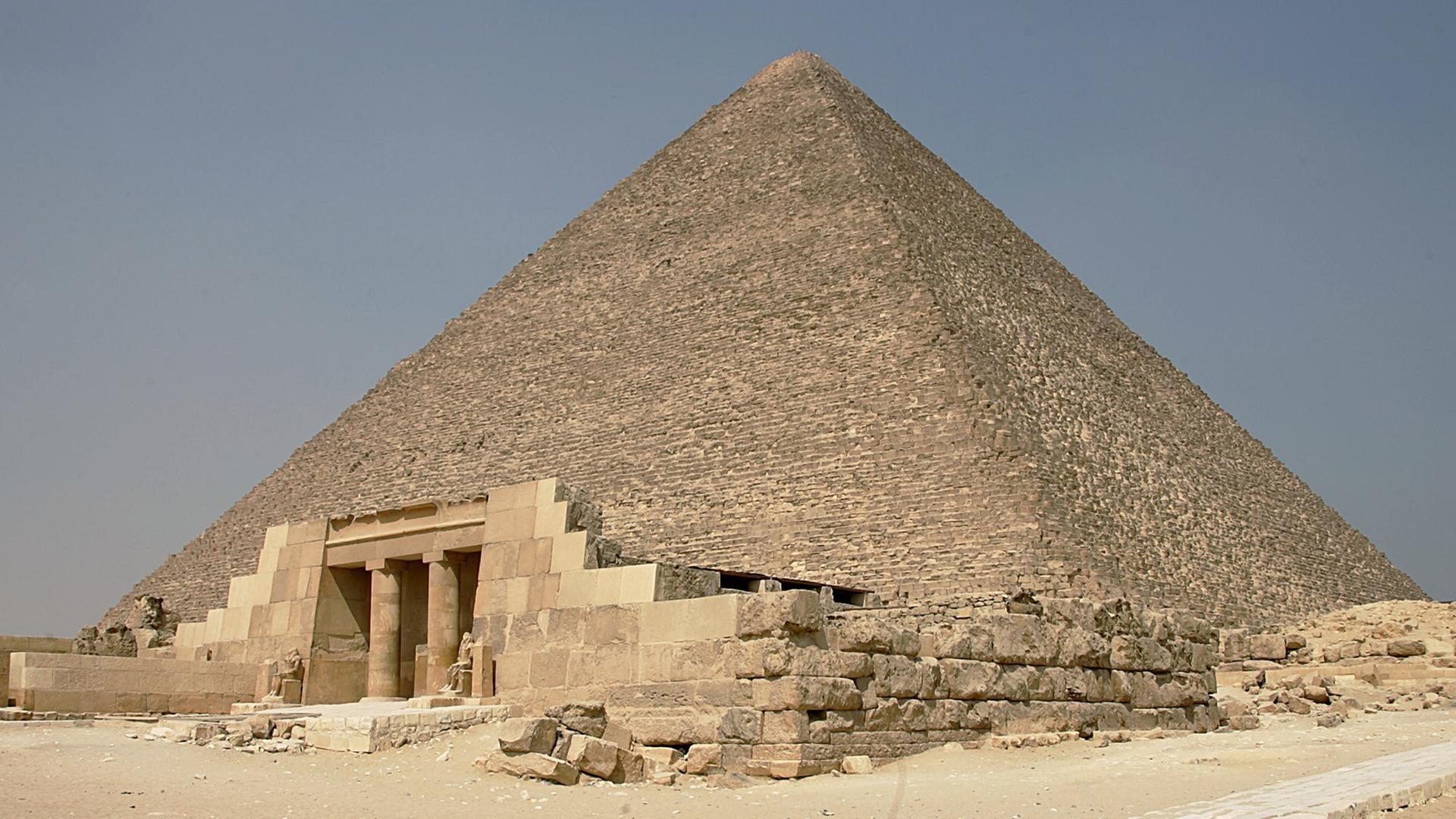 Die Cheops-Pyramide ist die älteste und größte der drei Pyramiden von Gizeh und wird deshalb auch als Große Pyramide bezeichnet. Sie ist die höchste Pyramide der Welt.