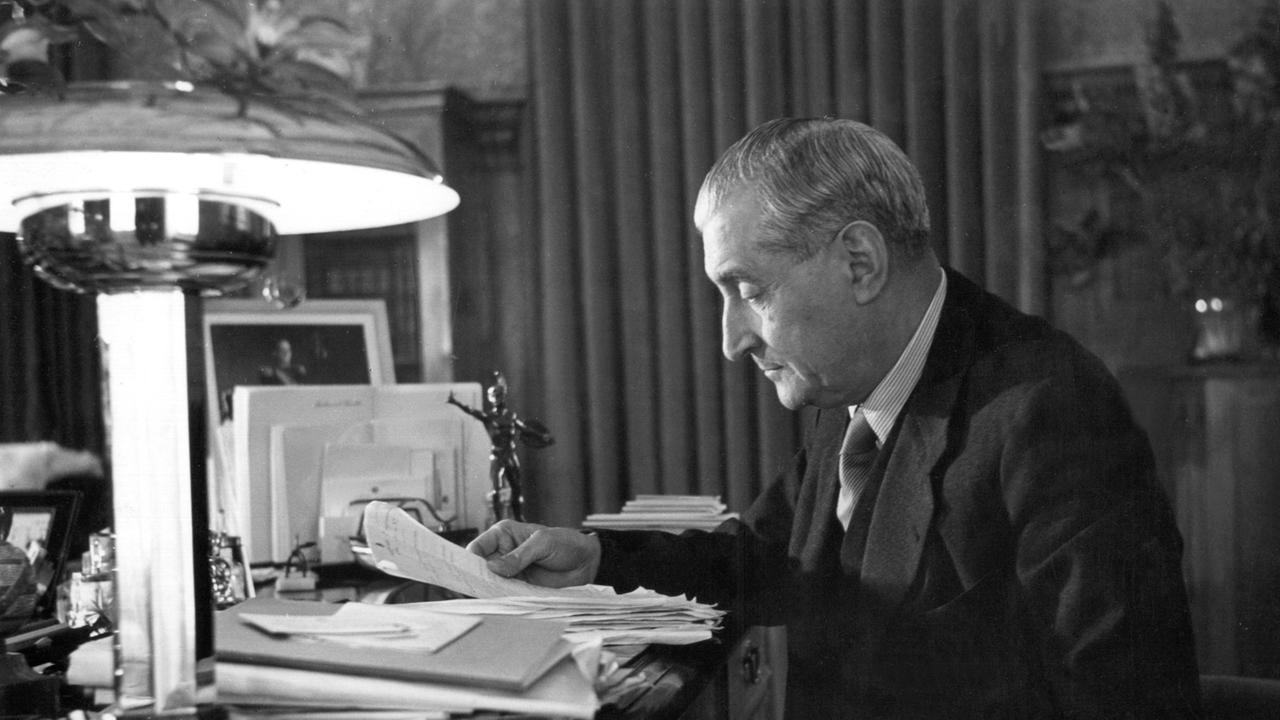 Der portugiesische Politiker António de Oliveira Salazar an seinem Schreibtisch. Von 1932 bis 1968 bekleidete er das Amt des Ministerpräsidenten und baute ein diktatorisches Regierungssystem auf. Der portugiesische Politiker António de Oliveira Salazar an seinem Schreibtisch. Von 1932 bis 1968 bekleidete er das Amt des Ministerpräsidenten und baute ein diktatorisches Regierungssystem auf.