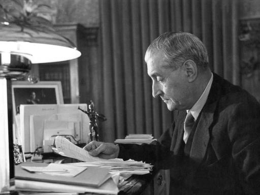 Der portugiesische Politiker António de Oliveira Salazar an seinem Schreibtisch. Von 1932 bis 1968 bekleidete er das Amt des Ministerpräsidenten und baute ein diktatorisches Regierungssystem auf.