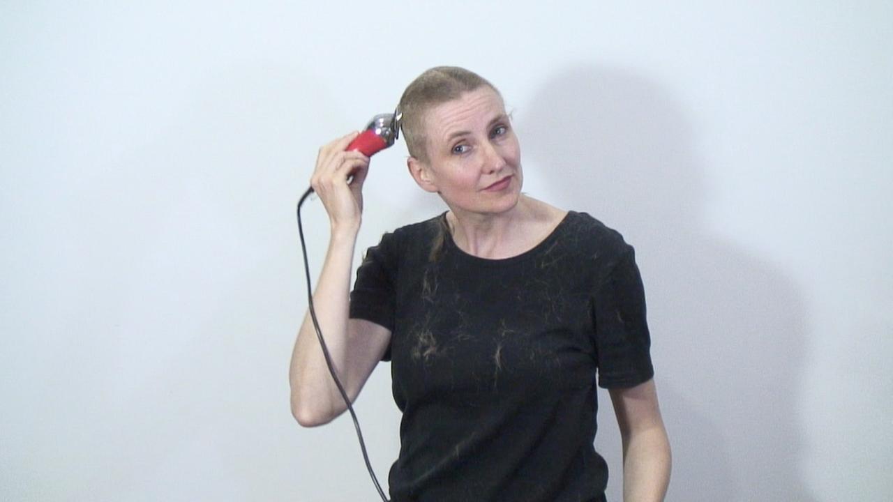 Mit einer Rasierer schneidet sich Bibo Keeley ihre Haare radikal ab. Mit einer Rasierer schneidet sich Bibo Keeley ihre Haare radikal ab.