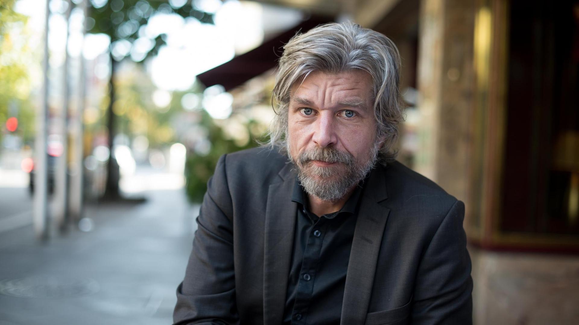 Der norwegische Schriftsteller Karl Ove Knausgård sitzt am 02.10.2015 vor einem Hotel in Berlin. Der norwegische Schriftsteller Karl Ove Knausgård sitzt am 02.10.2015 vor einem Hotel in Berlin.