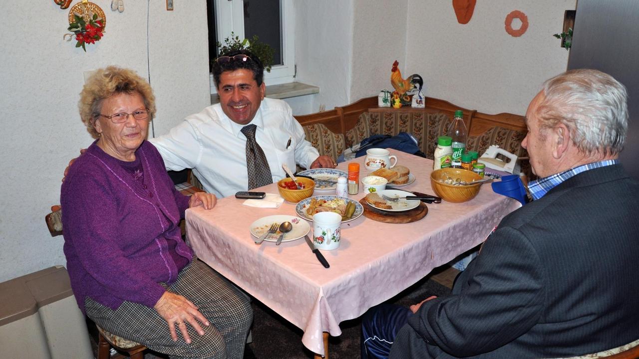 Allgemein-Mediziner Amin Ballouz, ursprünglich aus dem Libanon, macht auch Hausbesuche in der Uckermark. Allgemein-Mediziner Amin Ballouz, ursprünglich aus dem Libanon, macht auch Hausbesuche in der Uckermark.
