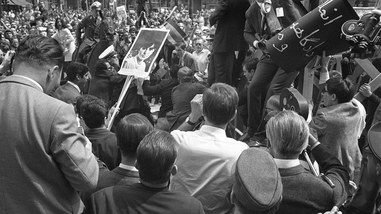 Tumulte vor dem Schöneberger Rathaus in Berlin am 2.6.1967. Der Besuch des persischen Herrscherpaares Kaiser Schah Reza Mohammed Pahlavi und Kaiserin Farah Diba, die sich für 24 Stunden in Westberlin aufhielten, löste Massendemonstrationen aus. Bei schweren Zusammenstößen zwischen den Demonstranten und der Polizei wurde der 26jährige Student Benno Ohnesorg von einem Polizisten erschossen. Tumulte vor dem Schöneberger Rathaus in Berlin am 2.6.1967. Der Besuch des persischen Herrscherpaares Kaiser Schah Reza Mohammed Pahlavi und Kaiserin Farah Diba, die sich für 24 Stunden in Westberlin aufhielten, löste Massendemonstrationen aus. Bei schweren Zusammenstößen zwischen den Demonstranten und der Polizei wurde der 26jährige Student Benno Ohnesorg von einem Polizisten erschossen.