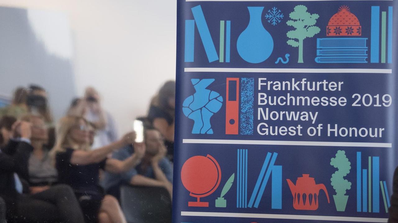 Ein Schild der Frankfurter Buchmesse. Das Land Norwegen ist in diesem Jahr Ehrengast. Ein Schild der Frankfurter Buchmesse. Das Land Norwegen ist in diesem Jahr Ehrengast.