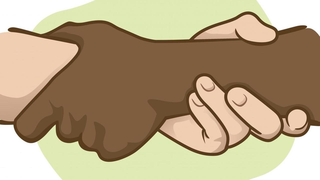 Zwei Hände greifen ineinander und scheinen sich so gegenseitig zu helfen. Zwei Hände greifen ineinander und scheinen sich so gegenseitig zu helfen.