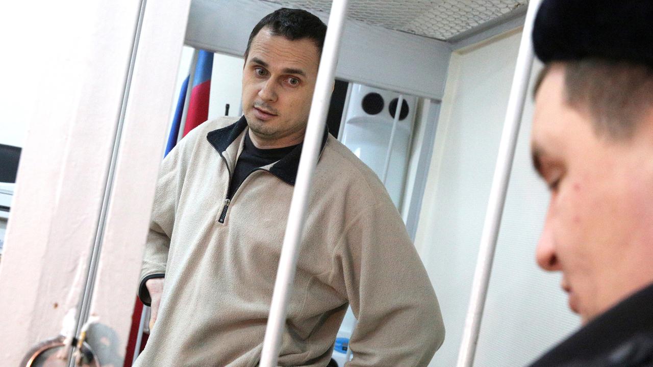 Der ukrainische Regisseur Oleg Sentsov (l.) wurde auf der Krim unter dem Terrorismusvorwurf inhaftiert. Hier ist er in einem Käfig während einer Verhandlung über die Verlängerung seiner Haft in Moskaus Amtsgericht Lefortovo zu sehen.