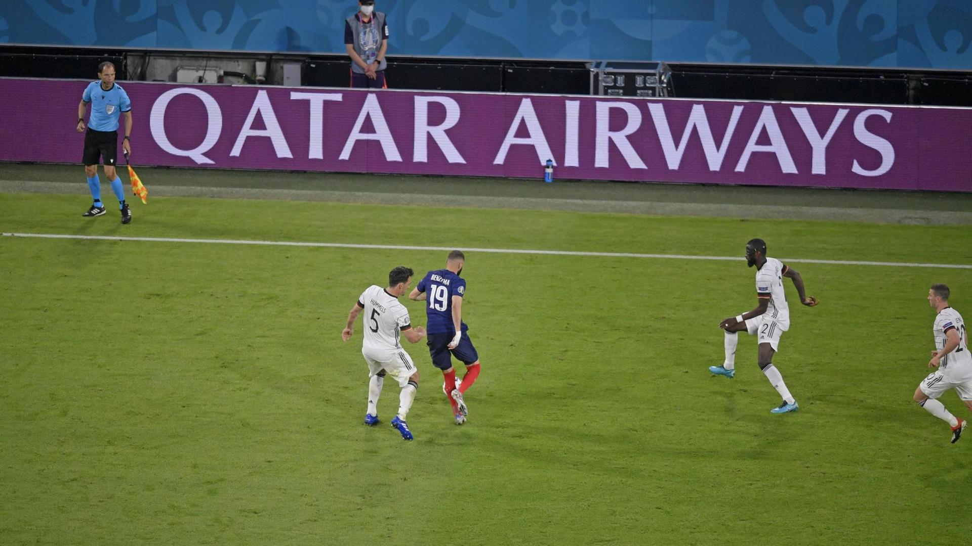 15.06.2021, Fussball, Europameisterschaft 2020, Gruppenspiel Gruppe F, Frankreich - Deutschland, in der Fußball Arena München. Werbebande Qatar Airways *** 15 06 2021, football, european championship 2020, group match group F, france germany, at football arena munich advertising hoardings qatar airways 15.06.2021, Fussball, Europameisterschaft 2020, Gruppenspiel Gruppe F, Frankreich - Deutschland, in der Fußball Arena München. Werbebande Qatar Airways *** 15 06 2021, football, european championship 2020, group match group F, france germany, at football arena munich advertising hoardings qatar airways