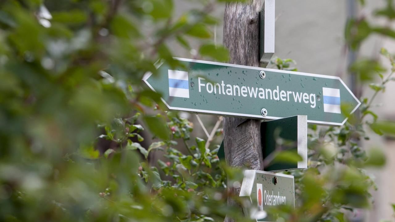 Ein Schild mit der Aufschrift Fontanewanderweg führt auf den Spuren des Dichters und Schriftstellers. Ein Schild mit der Aufschrift Fontanewanderweg führt auf den Spuren des Dichters und Schriftstellers.