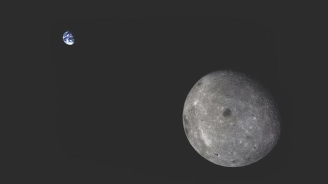 20171218a: Der Mond und die Erde, aufgenommen von einer chinesischen Raumsonde (CSA)