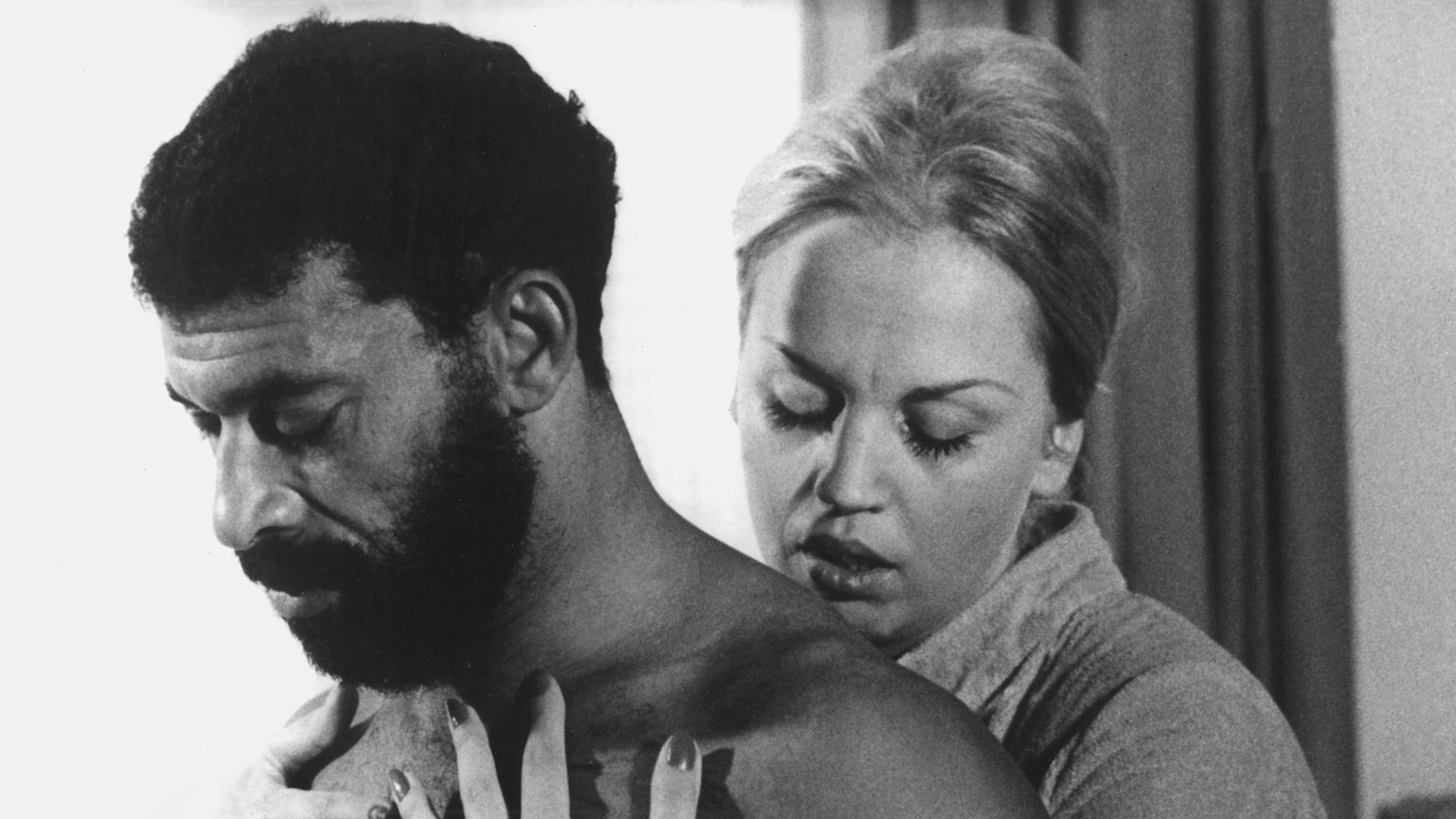 Die Schauspielerin Barbara Valentin in einer Filmszene mit El Hedi Ben Salem (Ali) in dem Film "Angst essen Seele auf" von 1974, Regie: Rainer Werner Fassbinder Die Schauspielerin Barbara Valentin in einer Filmszene mit El Hedi Ben Salem (Ali) in dem Film "Angst essen Seele auf" von 1974, Regie: Rainer Werner Fassbinder