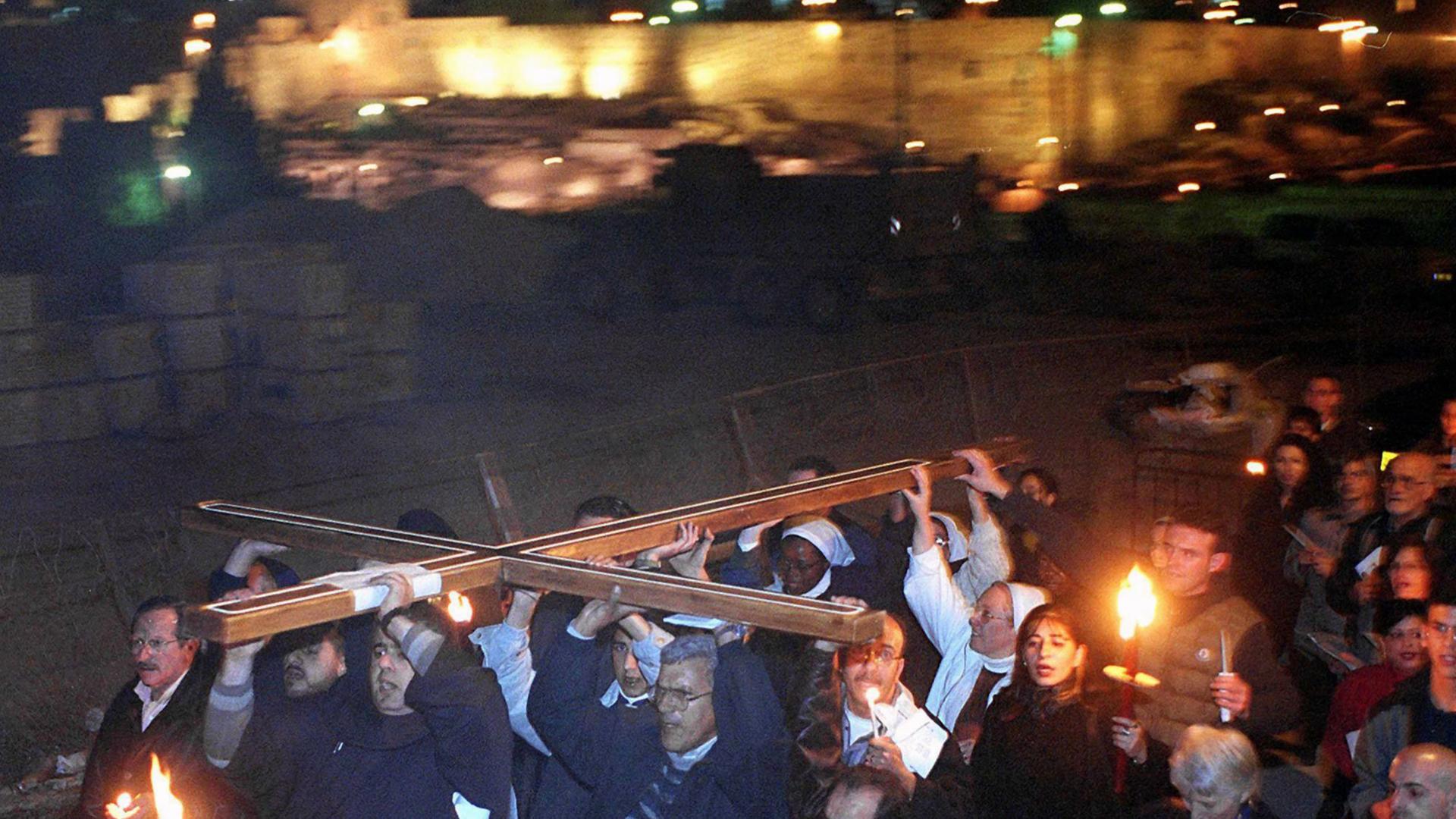 Christliche Pilger tragen zum Jahreswechsel '99/ 2000 in einer Lichterprozession ein riesiges Kreuz von der Gethsemane-Kirche zum Ölberg, der Leidensstätte Christi. Christliche Pilger tragen zum Jahreswechsel '99/ 2000 in einer Lichterprozession ein riesiges Kreuz von der Gethsemane-Kirche zum Ölberg, der Leidensstätte Christi.