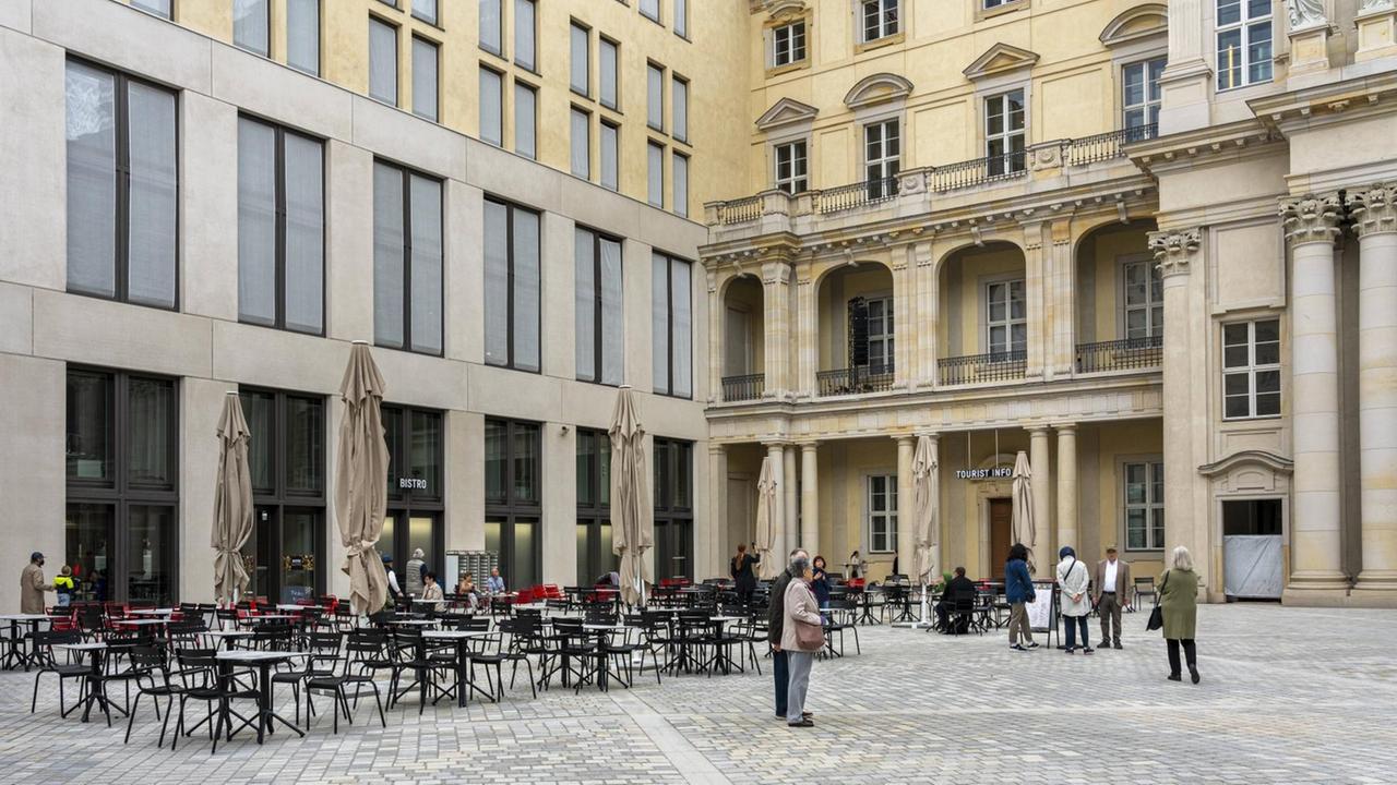 Blick in den Schlüterhof zwischen barocker und zeitgenössischer Fassade mit Besuchern vor einem Cafe. Blick in den Schlüterhof zwischen barocker und zeitgenössischer Fassade mit Besuchern vor einem Cafe.