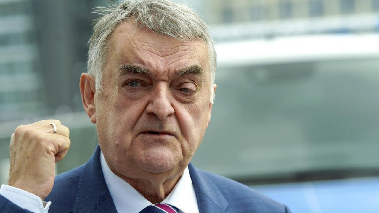 Herbert Reul bei der Vorstellung der neuen Streifenwagen der Polizei NRW Herbert Reul bei der Vorstellung der neuen Streifenwagen der Polizei NRW