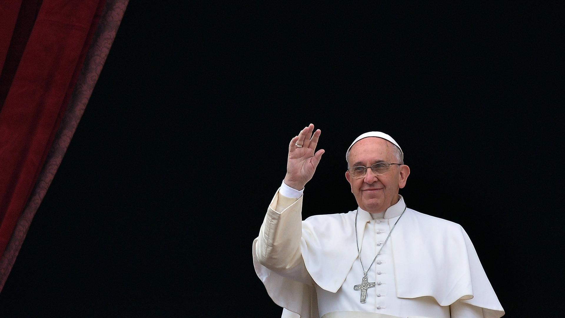 Papst Franziskus spendet den traditionellen Weihnachtssegen "Urbi und Orbi". Papst Franziskus spendet den traditionellen Weihnachtssegen "Urbi und Orbi".