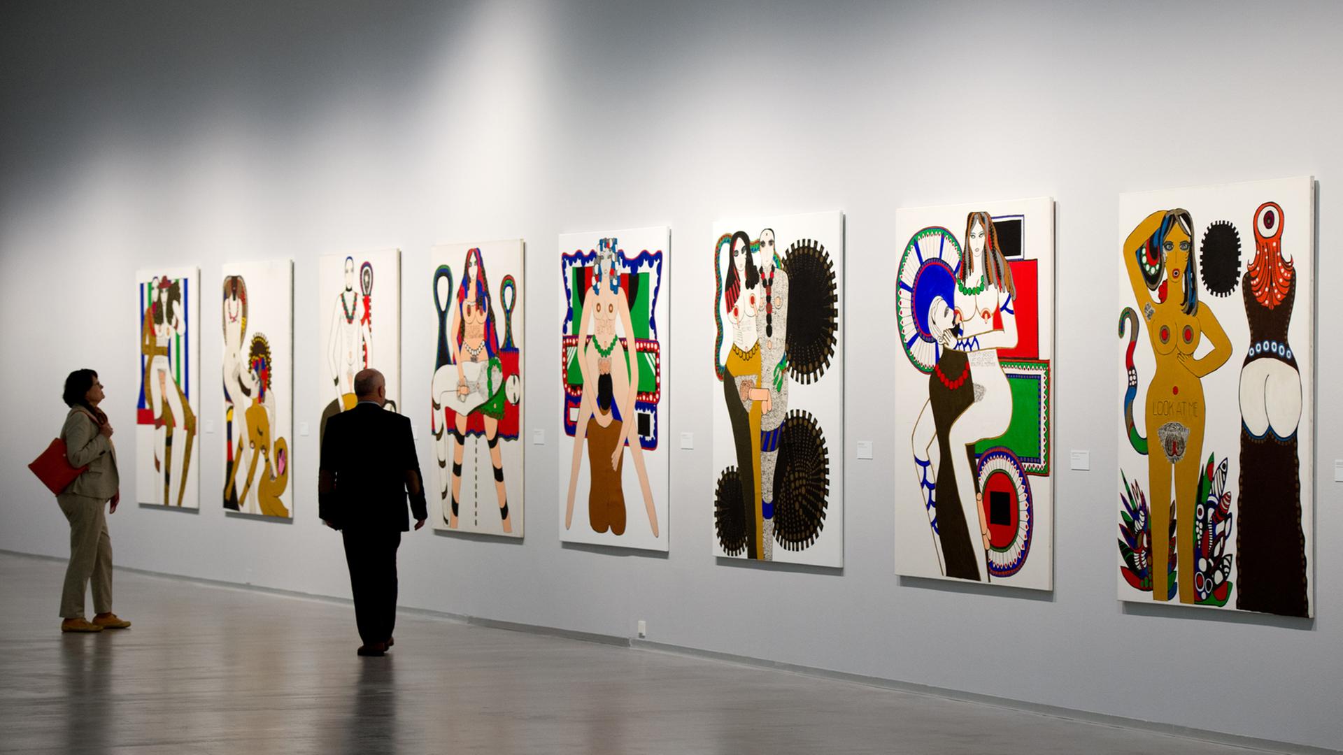 Besucher betrachten am 02.05.2014 Kunstwerke der US-Künstlerin Dorothy Iannone in der Berlinischen Galerie in Berlin. Viele Berliner Galerien laden vom 2. bis 4. Mai beim "Gallery Weekend Berlin" zu einem Rundgang durch ihre Ausstellungen ein. Foto: Bernd von Jutrczenka/dpa Besucher betrachten am 02.05.2014 Kunstwerke der US-Künstlerin Dorothy Iannone in der Berlinischen Galerie in Berlin. Viele Berliner Galerien laden vom 2. bis 4. Mai beim "Gallery Weekend Berlin" zu einem Rundgang durch ihre Ausstellungen ein. Foto: Bernd von Jutrczenka/dpa