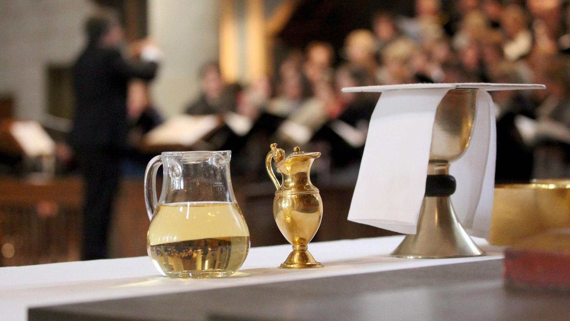 Brot und Wein vor der katholischen Eucharistiefeier im Augsburger Dom Brot und Wein vor der katholischen Eucharistiefeier im Augsburger Dom