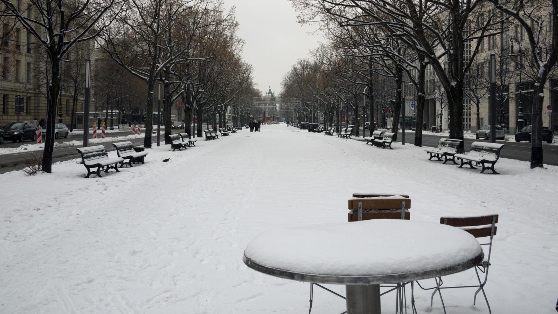 Die verschneite Promenade der Straße Unter den Linden in Berlin, aufgenommen am 11.12.2012 in Richtung Pariser Platz bzw. Brandenburger Tor. Foto: | Verwendung weltweit