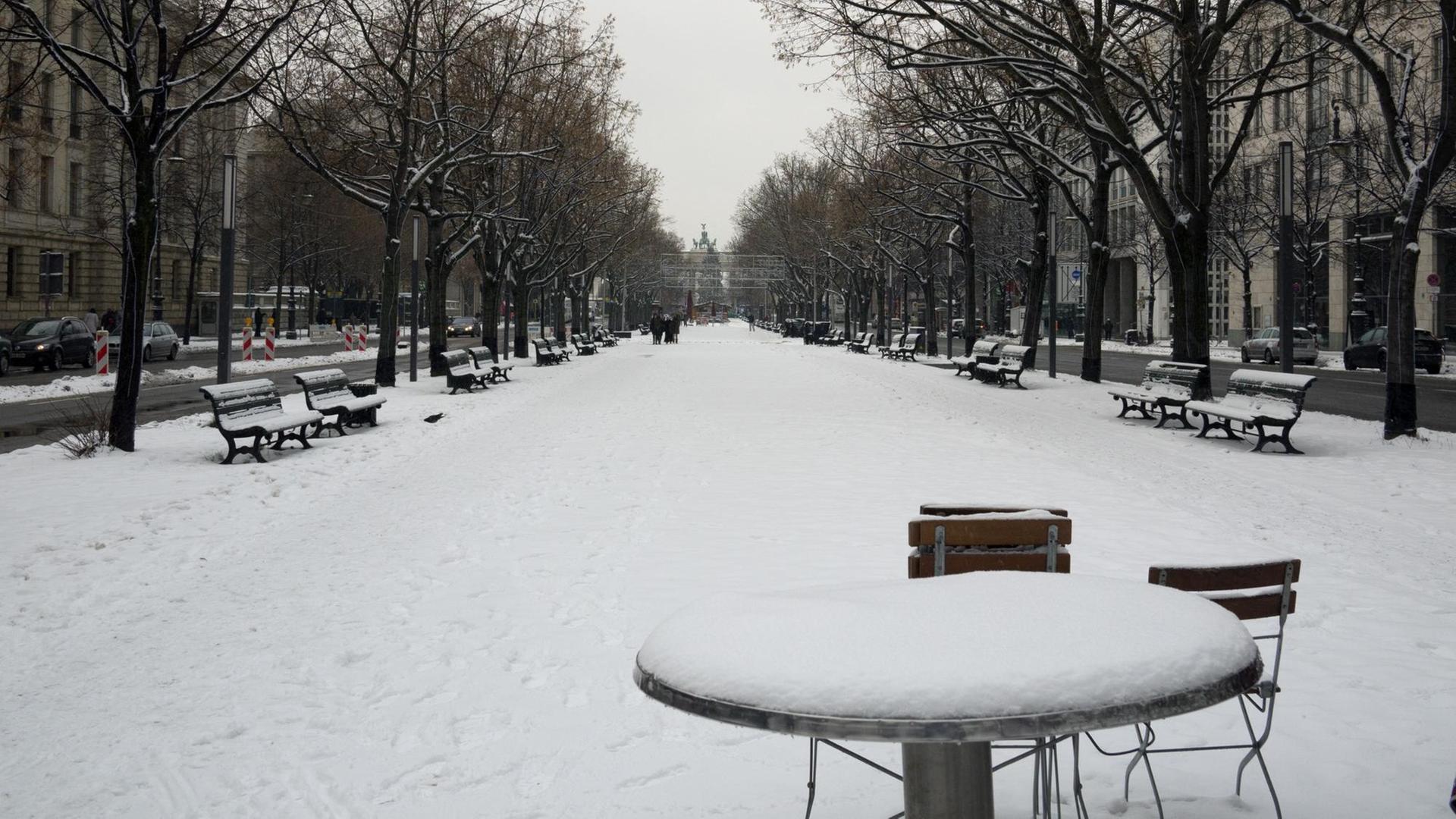 Die verschneite Promenade der Straße Unter den Linden in Berlin, aufgenommen am 11.12.2012 in Richtung Pariser Platz bzw. Brandenburger Tor. Foto: | Verwendung weltweit Die verschneite Promenade der Straße Unter den Linden in Berlin, aufgenommen am 11.12.2012 in Richtung Pariser Platz bzw. Brandenburger Tor. Foto: | Verwendung weltweit