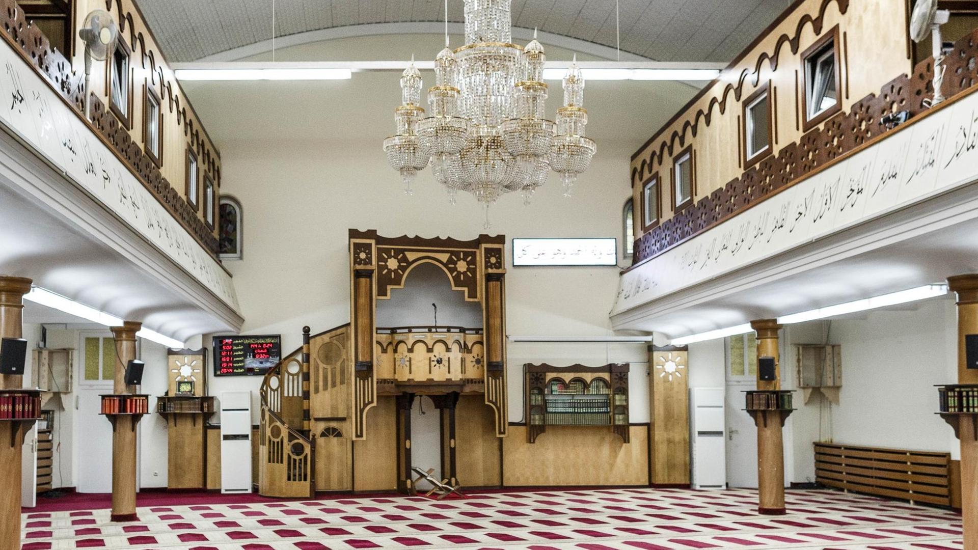 Blick in den Gebetsraum der Dar-As-Salam-Moschee im Stadtteil Neukölln. Blick in den Gebetsraum der Dar-As-Salam-Moschee im Stadtteil Neukölln.