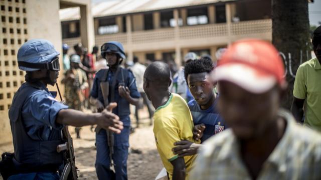 UNO-Blauhelmsoldaten schützen Wähler in Bangui.