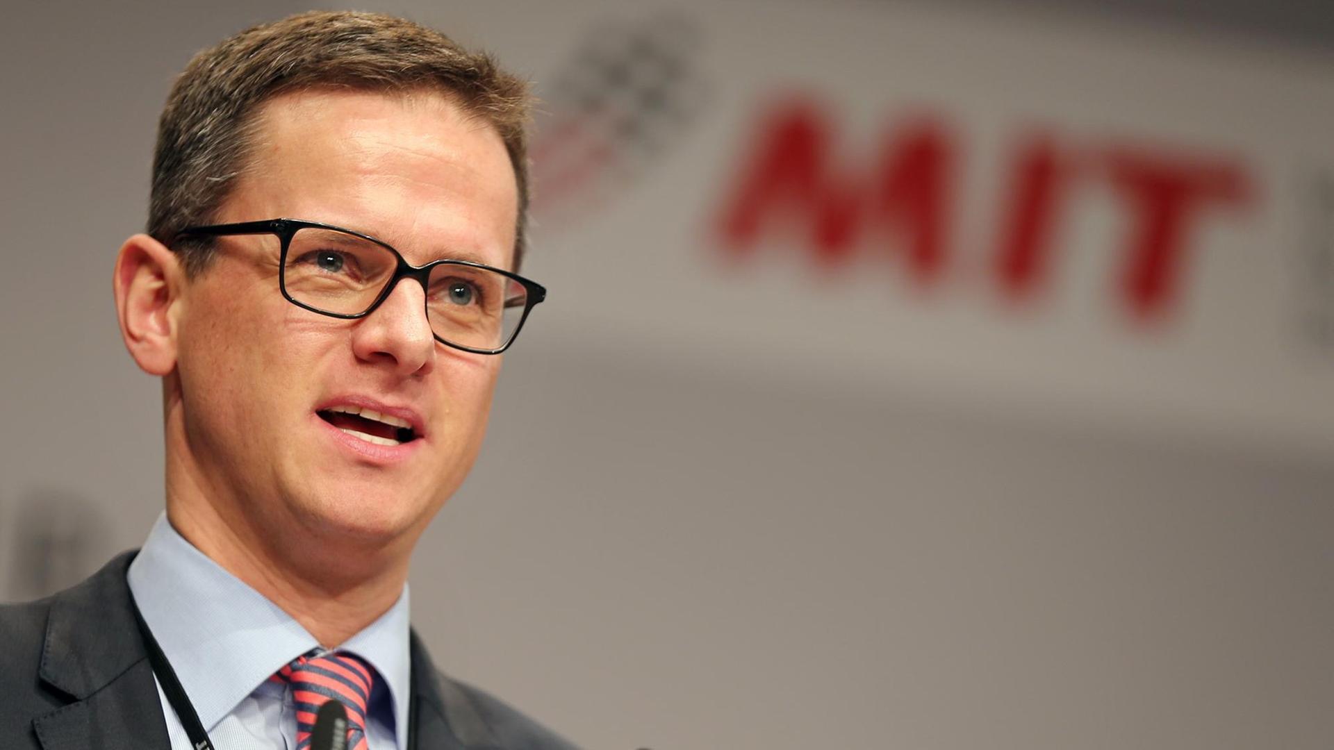 Der Vorsitzende der Mittelstandsvereinigung der Union (MIT) Carsten Linnemann spricht am 13.11.2015 auf der MIT-Tagung in Dresden (Sachsen). Der Vorsitzende der Mittelstandsvereinigung der Union (MIT) Carsten Linnemann spricht am 13.11.2015 auf der MIT-Tagung in Dresden (Sachsen).