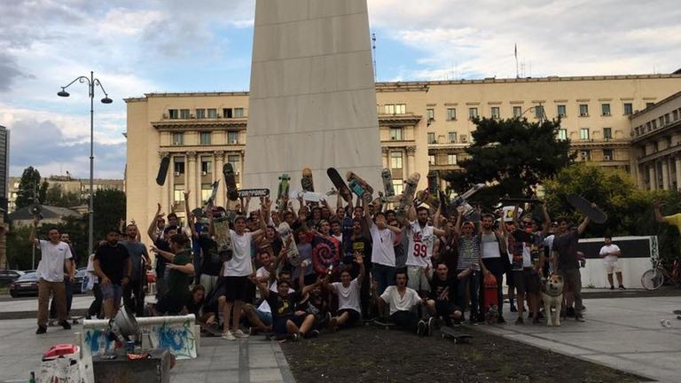 Eine Gruppe von Skateboarder. Sie sind Teilnehmer des "GoSkateboarding Day" in Bukarest. Eine Gruppe von Skateboarder. Sie sind Teilnehmer des "GoSkateboarding Day" in Bukarest.