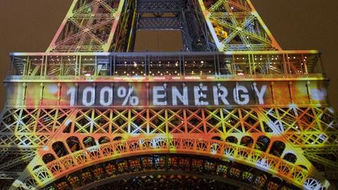 Auf den Eiffelturm in Paris wurden mehrere Botschaften zum Weltklimavertrag projiziert.