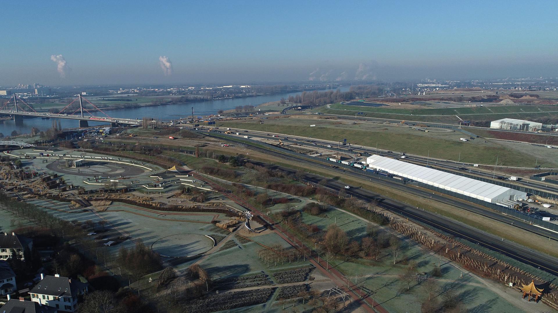 Nordrhein-Westfalen, Leverkusen: Eine Einhausung steht über einer Baustelle der Autobahn A1. Hier sollen unter Unterdruck Grabungsarbeiten in der Altlast Dhünnaue erfolgen. (Aufnahme mit einer Drohne) Foto: Henning Kaiser/dpa Nordrhein-Westfalen, Leverkusen: Eine Einhausung steht über einer Baustelle der Autobahn A1. Hier sollen unter Unterdruck Grabungsarbeiten in der Altlast Dhünnaue erfolgen. (Aufnahme mit einer Drohne) Foto: Henning Kaiser/dpa